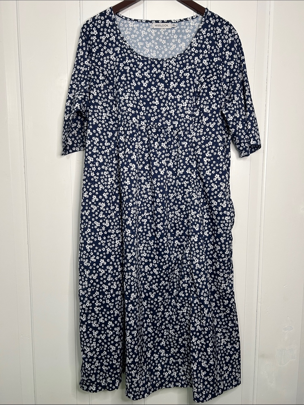 MISSLOOK lightweight and flowyNavy Midi Dress with White Daisy Print and pockets